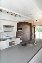 925 Willow Tree Dr, Unit D in Las Vegas, NV - Building Photo