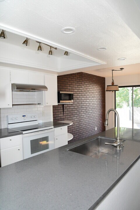 925 Willow Tree Dr, Unit D in Las Vegas, NV - Building Photo