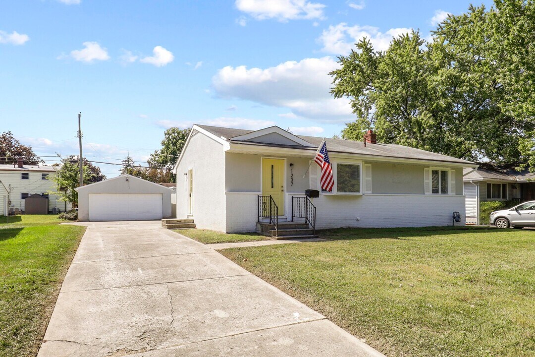 1237 Shanley Dr in Columbus, OH - Foto de edificio