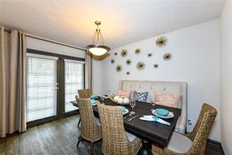 501 N River Pkwy, Unit 3-207 in Atlanta, GA - Foto de edificio - Building Photo