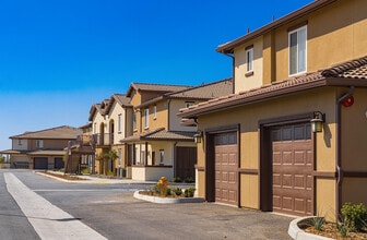 Grapevine Villa in Delano, CA - Foto de edificio - Building Photo