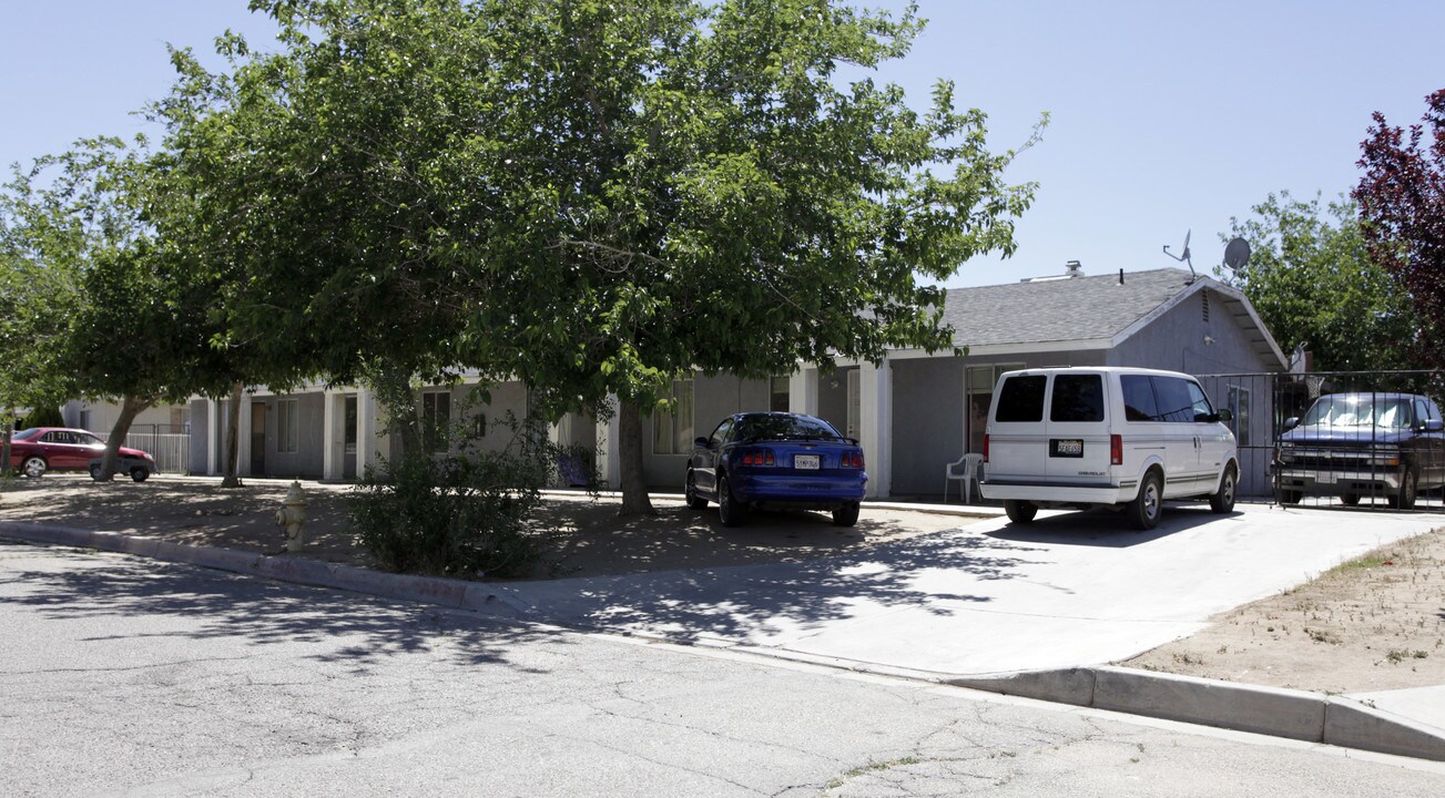18506 Larkspur Rd in Adelanto, CA - Building Photo