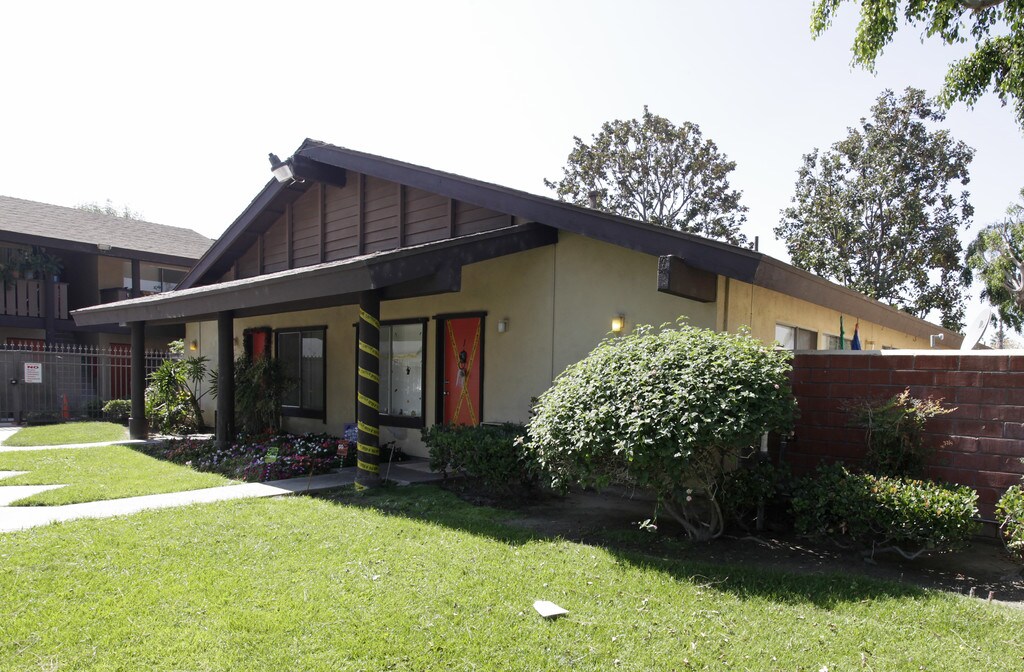 Almont Apartments in Anaheim, CA