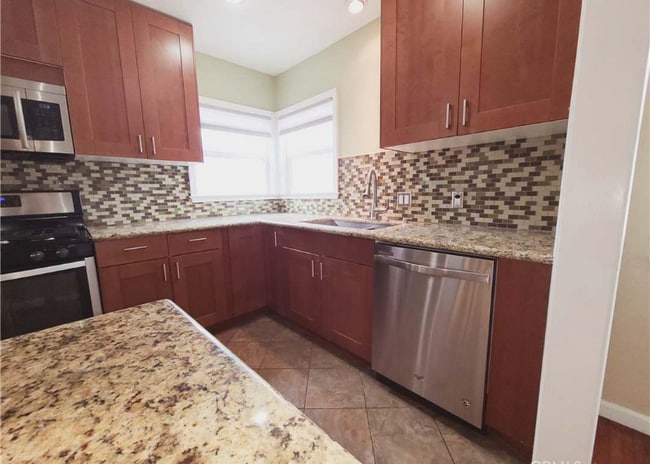 6129 Myrtle Avenue in Long Beach, CA - Building Photo - Building Photo