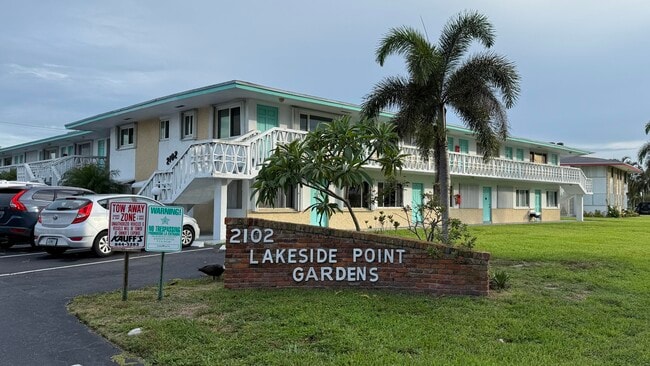 property at 2102 Lake Osborne Dr