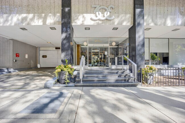 30 E Elm St, Unit 11B in Chicago, IL - Building Photo - Building Photo