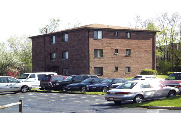 Willow View Apartments in Westmont, IL - Building Photo