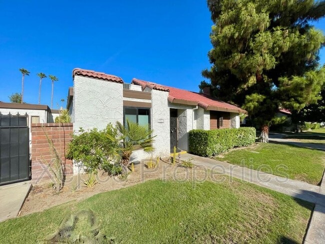 2353 E Miramonte Cir in Palm Springs, CA - Building Photo - Building Photo