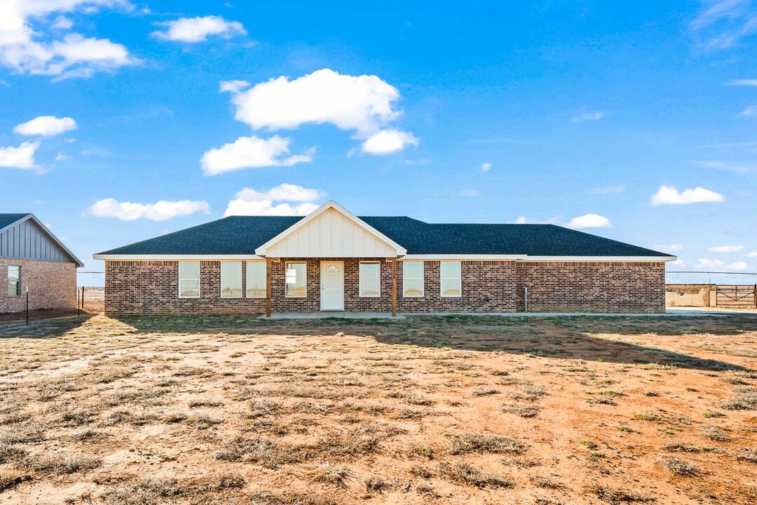 10705 N County Rd 2800 in Lubbock, TX - Building Photo