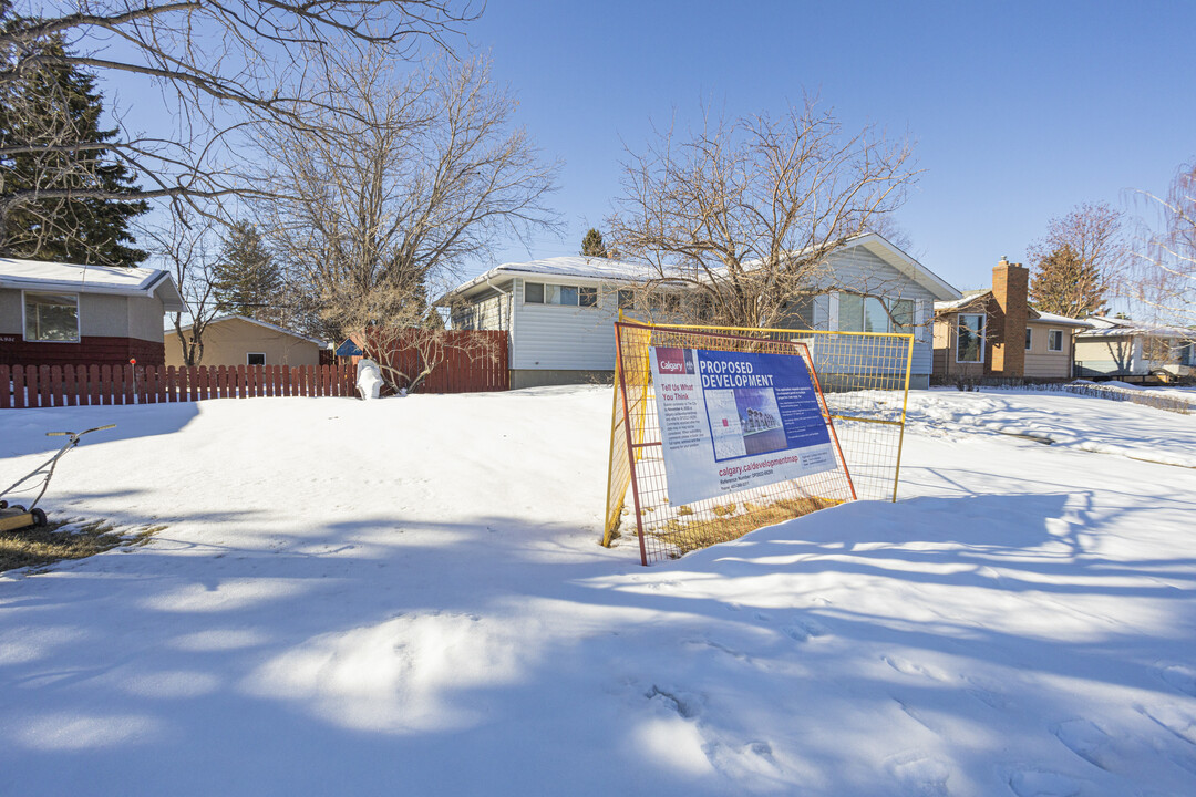 4935 17 Av SW in Calgary, AB - Building Photo
