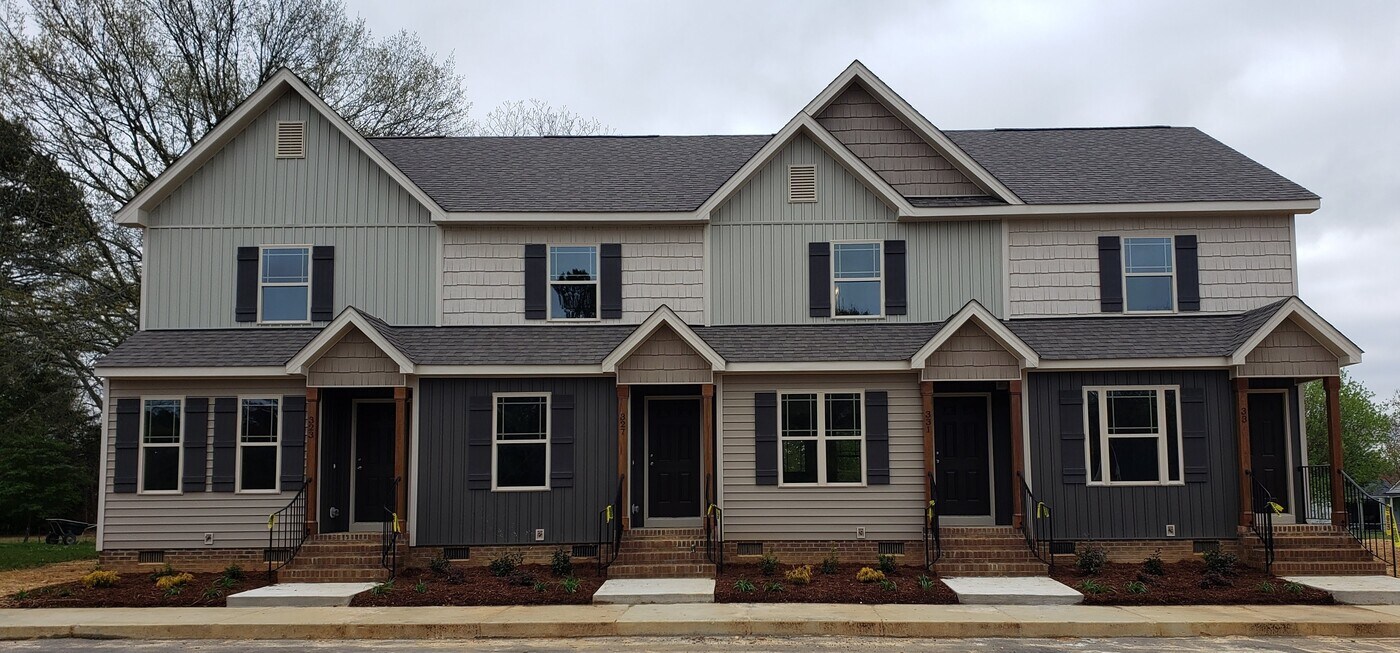 327 S Church St in Coats, NC - Building Photo