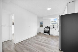 1391 NW 102nd St in Miami, FL - Building Photo - Building Photo