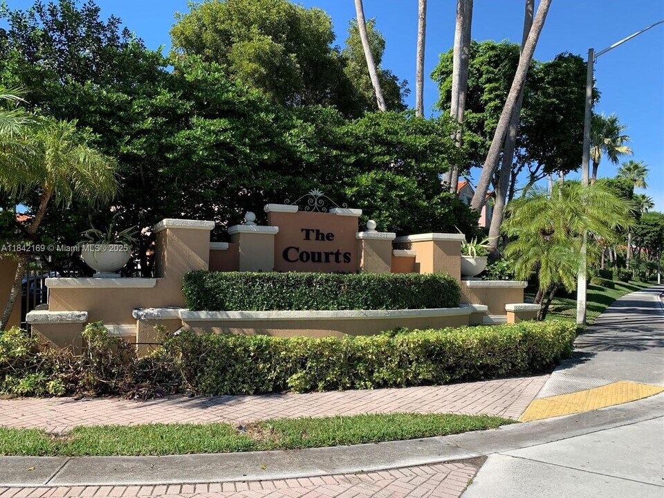 6340 NW 114th Ave in Doral, FL - Building Photo