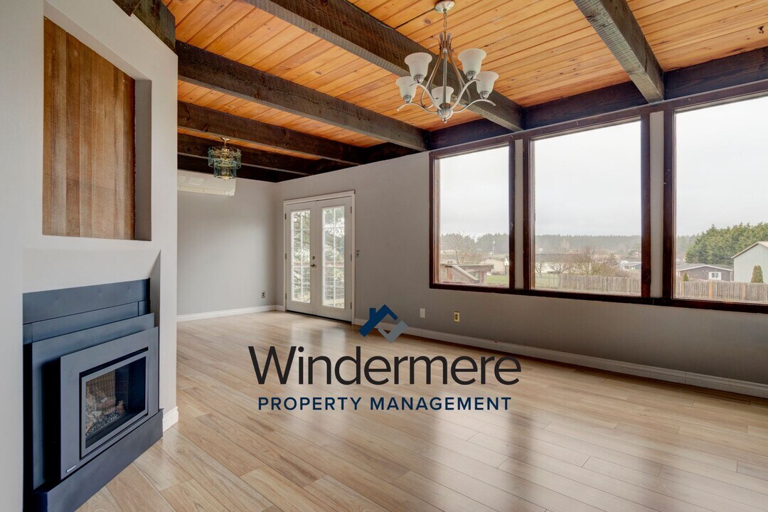 1027 Diane Ave in Oak Harbor, WA - Building Photo