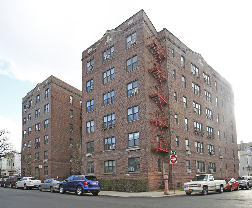 800 Greenwood Avenue in Brooklyn, NY - Building Photo