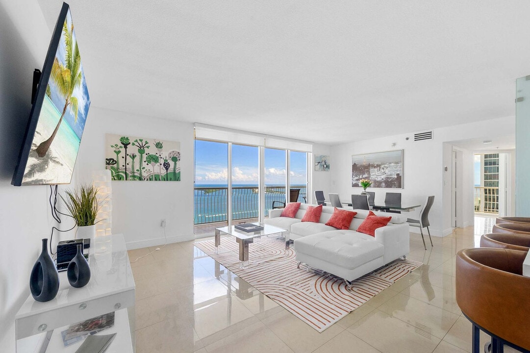 1200 Brickell Bay Dr in Miami, FL - Building Photo
