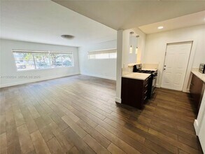 1001 Bay Dr in Miami Beach, FL - Building Photo - Building Photo