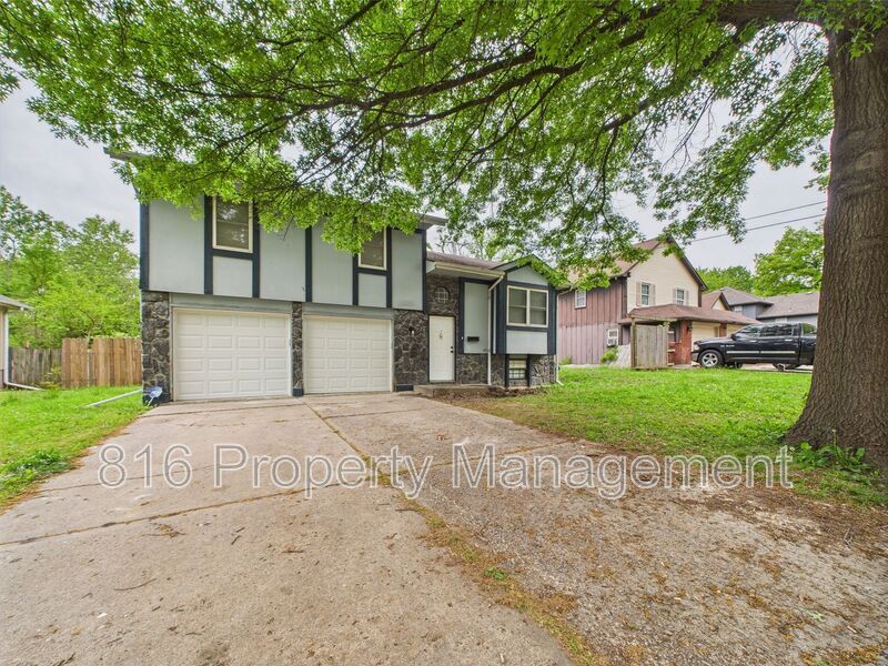 12006 Smalley Ave in Grandview, MO - Building Photo