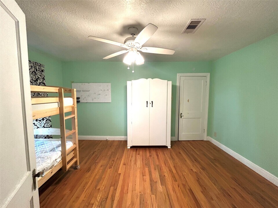 4915 Houston Dr in Galveston, TX - Building Photo