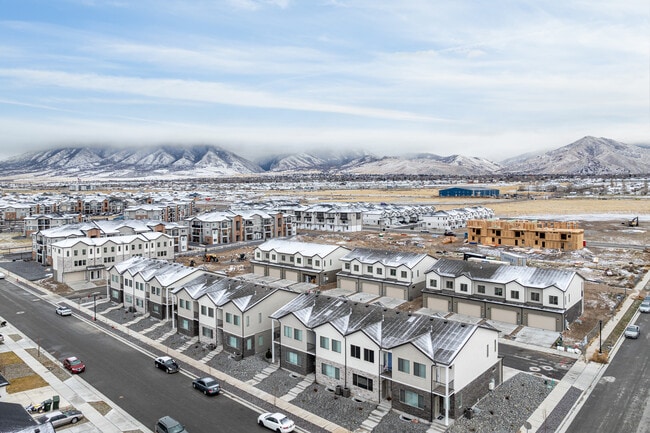 Slatewood Townhomes in Tooele, UT - Building Photo - Building Photo