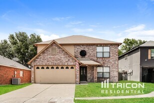 10129 Chapel Hill Ct in Fort Worth, TX - Building Photo
