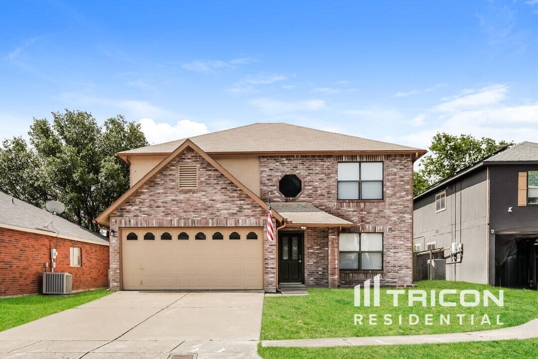 10129 Chapel Hill Ct in Fort Worth, TX - Foto de edificio