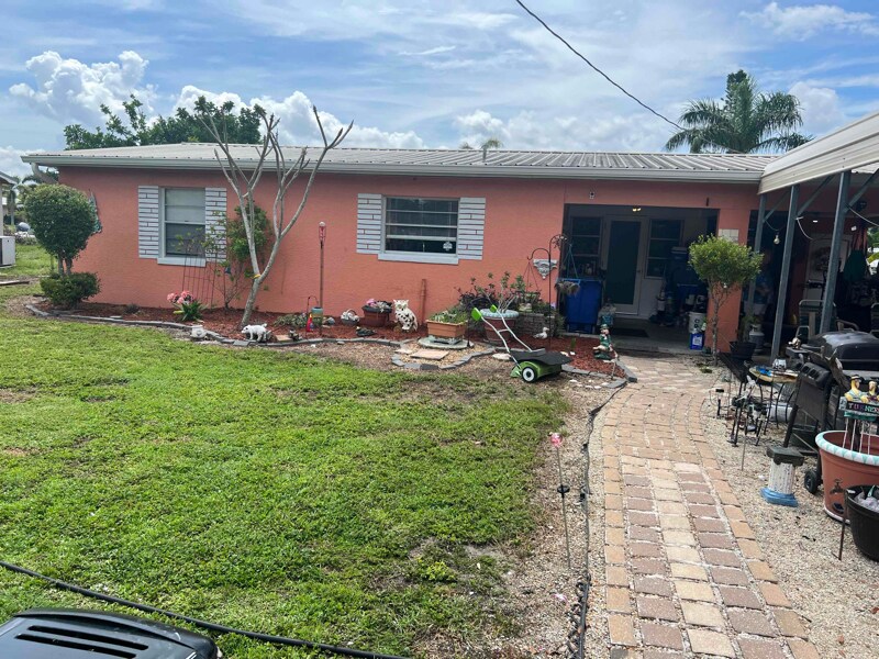 1154 Harbor Dr in North Fort Myers, FL - Building Photo