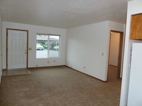 1540 E 1st St in Newberg, OR - Foto de edificio - Building Photo