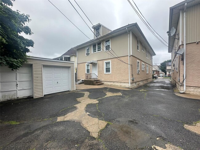 14 Van Cott Ave in Hempstead, NY - Building Photo - Building Photo