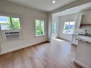 133 N Reno St, Unit 202 in Los Angeles, CA - Building Photo - Building Photo