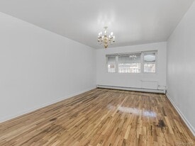 724 E 223rd St in Bronx, NY - Building Photo