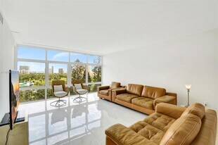 20100 W Country Club Dr in Aventura, FL - Building Photo