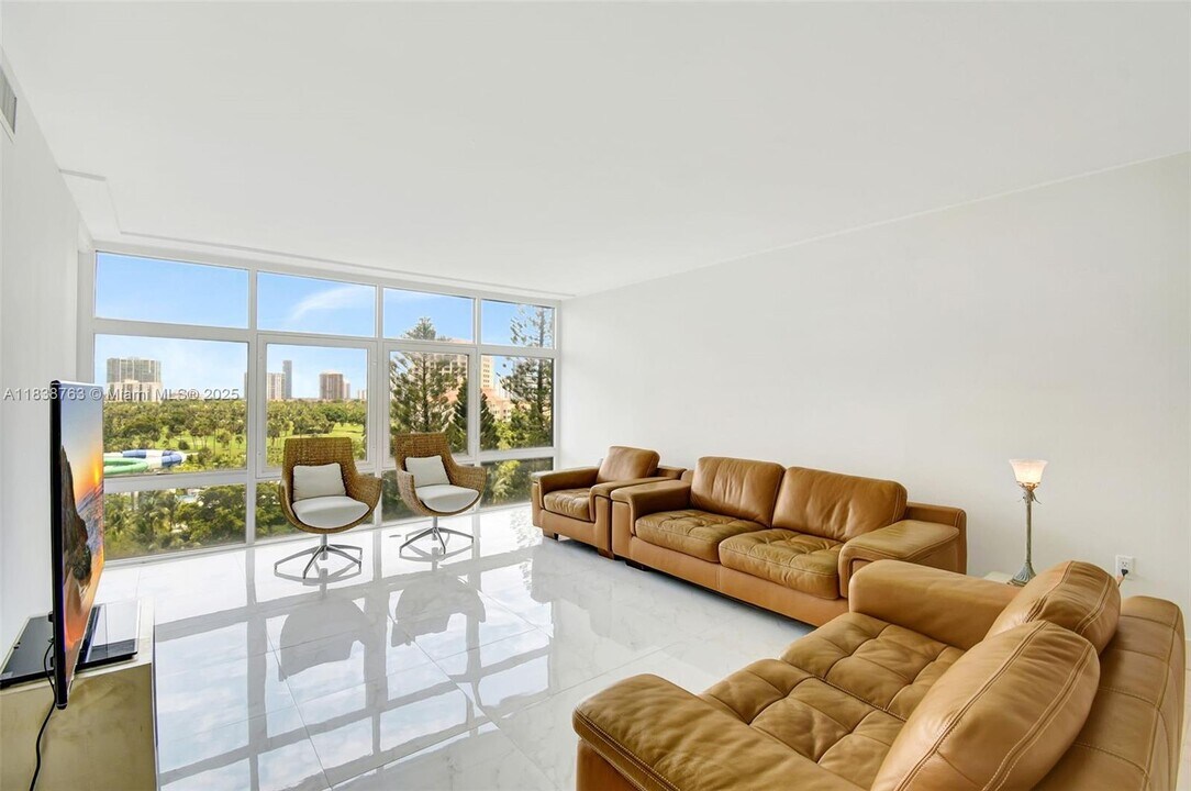 20100 W Country Club Dr in Aventura, FL - Building Photo