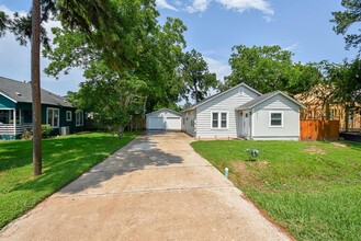 611 S Cherry St in Tomball, TX - Building Photo - Building Photo