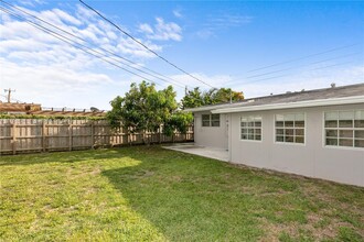 1511 NW 85th Way in Pembroke Pines, FL - Building Photo - Building Photo