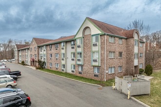 Rose Hill Apartments in Branford, CT - Foto de edificio - Building Photo