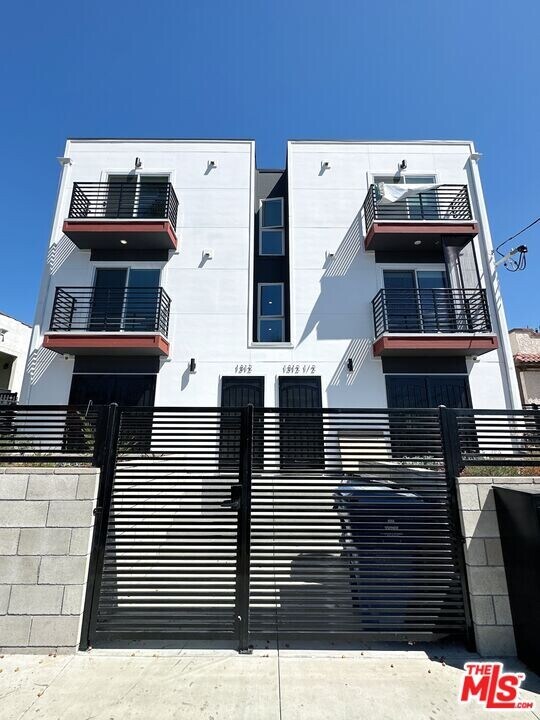 1312 Mariposa Ave in Los Angeles, CA - Foto de edificio
