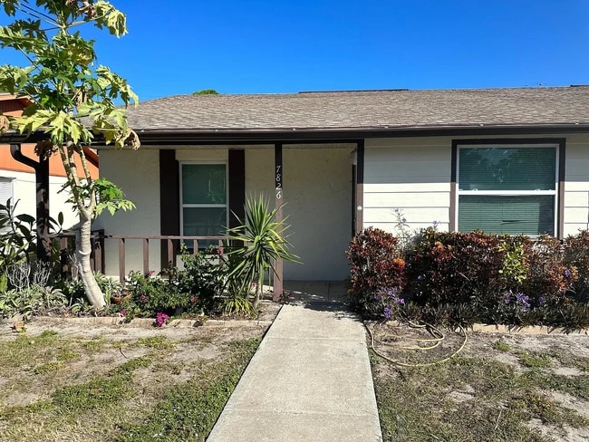 7826 40th Avenue Dr W in Bradenton, FL - Foto de edificio - Building Photo