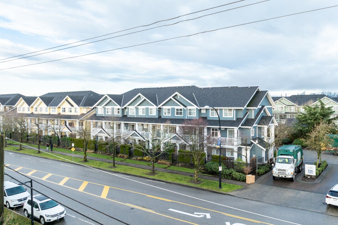 Coopers Landing in New Westminster, BC - Building Photo