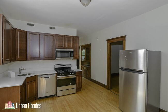 2230 W Iowa St, Unit A07C in Chicago, IL - Building Photo - Building Photo