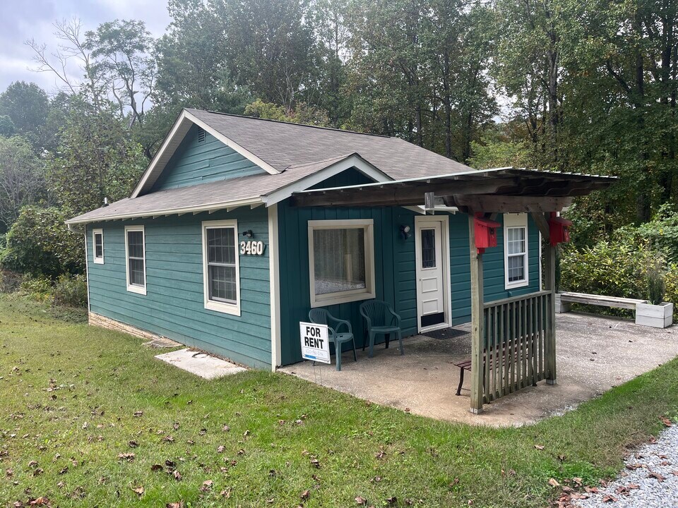 3460 Greenville Hwy in Flat Rock, NC - Building Photo
