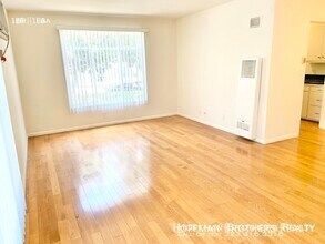 2001 Beachwood Dr in Los Angeles, CA - Foto de edificio - Building Photo