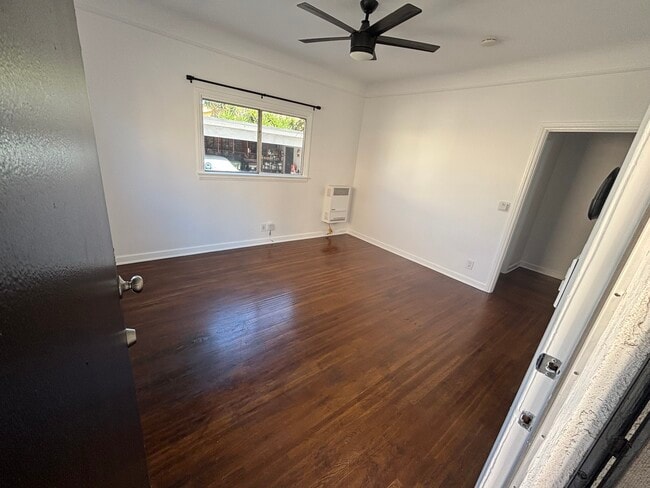 5137 1/2 W 21st St, Unit Quiet updated studio in Los Angeles, CA - Building Photo - Building Photo
