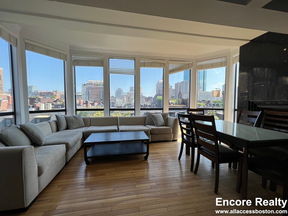 125 Beacon St, Unit #113 - PENTHOUSE in Boston, MA - Building Photo