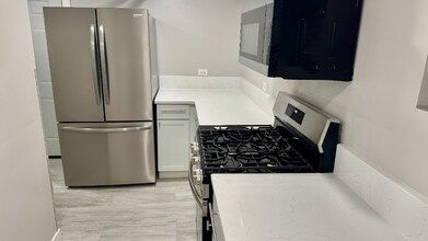 5454 W Berteau Ave, Unit B in Chicago, IL - Foto de edificio - Building Photo