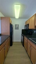 445 SW 11th St, Unit 408 in Miami, FL - Foto de edificio - Building Photo