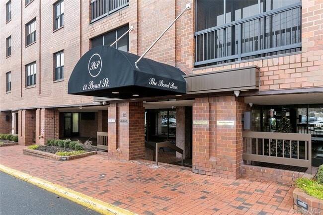 12 Bond St, Unit 4C in Great Neck Plaza, NY - Building Photo - Building Photo