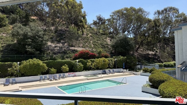 property at 4260 Vía Arbolada