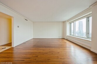 132 E Delaware Pl in Chicago, IL - Building Photo - Building Photo