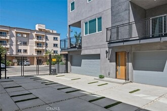 13536 Vanowen St in Los Angeles, CA - Building Photo - Building Photo